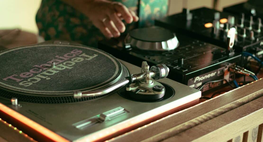 Assurance professionnelle DJ : garanties, tarifs et obligations