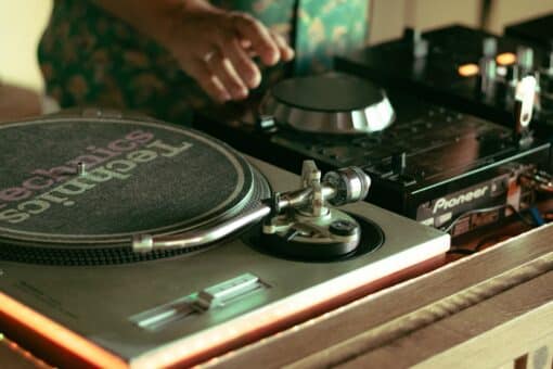 Assurance professionnelle DJ : garanties, tarifs et obligations