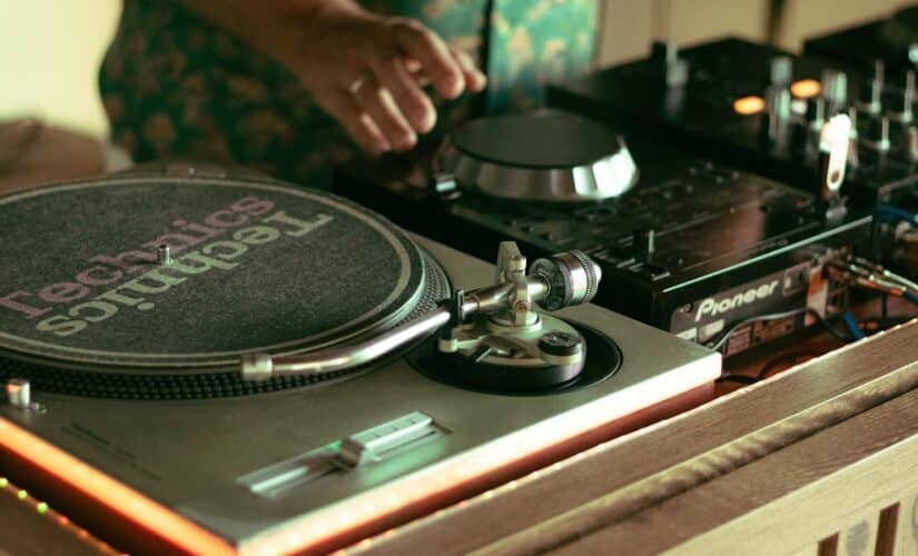 Assurance professionnelle DJ : garanties, tarifs et obligations